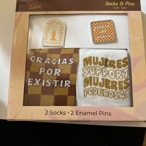 Sabor Latinx 2 socks & 2 pins New